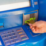 A volta do “jackpotting”: por que hackers estão ignorando a internet e esvaziando caixas eletrônicos com um simples pendrive